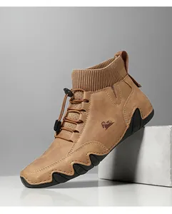 Seitenansicht khakifarbener High-Top-Sneaker mit Strickkragen und gewellter schwarzer Sohle