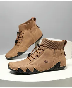 Detailansicht brauner High-Top-Boots mit Strickkragen und robuster Gummisohle