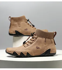 Detail der braunen Nubuk-Sneaker mit Strickkragen und Widder-Logo auf schwarzer Sohle