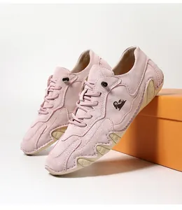 Detailansicht der rosa Nubuk-Freizeitschuhe mit Ziegen-Logo und Wellen-Gummisohle