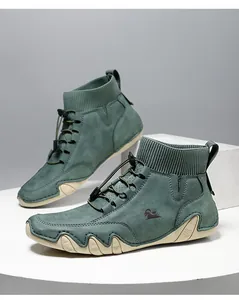 Detail der High-Top Socken-Sneaker mit Strickbündchen und welliger Gummisohle für Herren