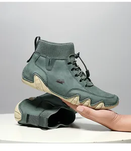 Details von High-Top-Sneakern mit Strickbündchen und Kordelzug-Schnürsystem