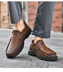 Dettaglio ravvicinato della pelle marrone e delle cuciture a mano sulle scarpe outdoor