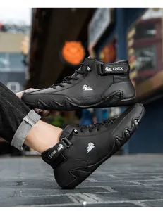 Detailansicht der High-Top Lederschuhe mit welliger Gummisohle und Klettverschluss-Riemen