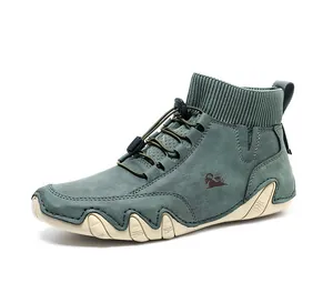 Detail von graugrünem Wildleder-Sneaker mit geripptem Sockenkragen und Kordelzug-Schnürung