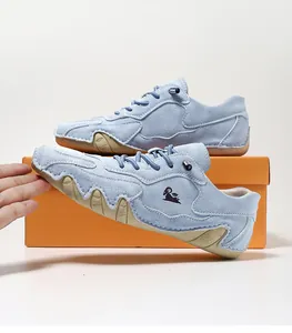 Detailansicht der hellblauen Wildleder-Outdoorschuhe mit rutschfester Gummisohle