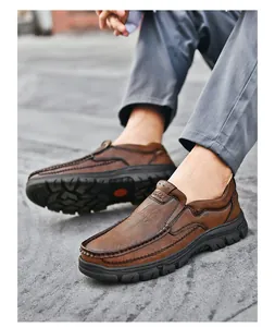 Dettaglio scarpa in pelle marrone con cuciture a mano e suola in gomma antiscivolo