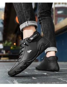 Detailansicht der hohen Lederstiefel mit Klettverschluss und rutschfester Gummisohle