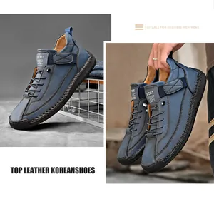 Dettaglio degli stivali in pelle blu con cuciture artigianali e chiusura in velcro