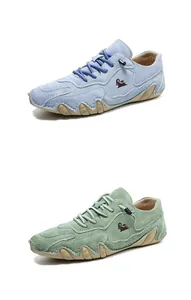 Detail von Outdoor-Wanderschuhen in Blau und Grün aus Wildleder mit Gummisohle