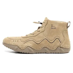 Detailansicht der khakifarbenen Wildleder-Stiefeletten mit rutschfester Gummisohle