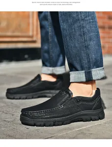 Dettaglio di scarpa slip-on in pelle nera con cuciture bianche e suola in gomma resistente
