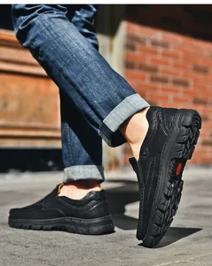 Dettaglio di scarpe slip-on in pelle nera con texture martellata e suola in gomma robusta