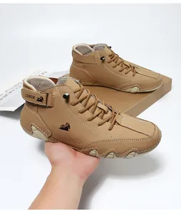 Detailansicht der khakifarbenen Lederstiefel mit Ledertextur und Markenlogo