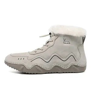Detail von grauem Wildleder-Winterstiefel mit weißem Kunstfellfutter und rutschfester Sohle