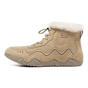Detail eines khaki Winterstiefels aus Leder mit dickem Fleecefutter und Gummisohle