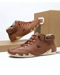 Detailansicht der karamellbraunen Martin Boots aus Leder mit Klettverschluss und Logo