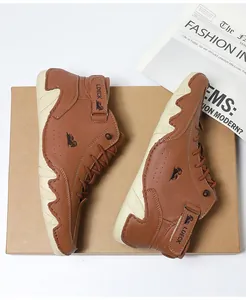 Detailansicht brauner Lederstiefel mit Narbenstruktur und LDECK-Klettverschluss am Knöchel