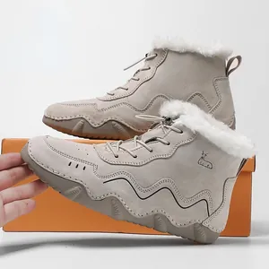 Detail von warmen Winterschneestiefeln mit Fleecefutter und gewellten Gummisohlen