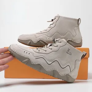 Detailaufnahme der handgefertigten Nähte und Wildlederstruktur der beigen Martin Boots