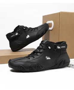 Detailansicht der hohen Lederstiefel mit Klettverschluss und rutschfester Gummisohle