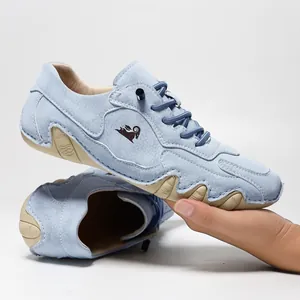 Chaussures de randonnée pour hommes bleu clair en cuir texturé et semelle en gomme