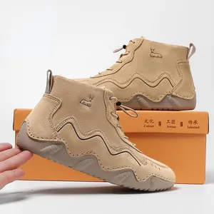 Detailansicht der khakifarbenen Wildlederschuhe mit Hirschlogo und Wellensohle