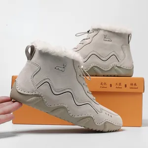 Detail der warmen Winterstiefel mit Hirsch-Stickerei und dickem Kunstfell-Innenfutter