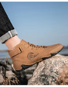 Detailansicht brauner Winterstiefel mit Plüschfutter und dekorativem Seitendruck