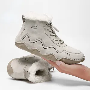 Detailansicht der warmen Leder-Schneestiefel mit dickem Kunstfellfutter und Wellensohle