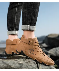 Detailansicht des warmen Fleecefutter und der Gummisohle an braunen Outdoor-Boots