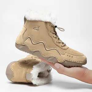 Detailaufnahme der warmen Winterstiefeletten mit Hirschstickerei und Kunstfellkragen