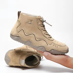 Detailansicht der khakifarbenen Wildleder-Stiefeletten mit gesticktem Hirsch-Logo