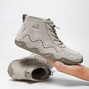 Detailaufnahme der Wildlederboots mit Wellennaht und Hirsch-Logo auf rutschfester Gummisohle