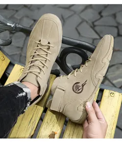 Gros plan de bottines en daim sable avec logo et détails de lacets pour hommes