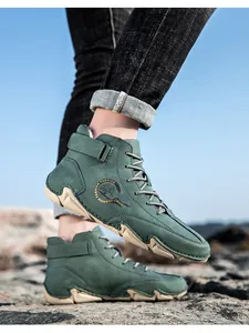 Outdoor-Detail der olivgrünen hohen Stiefel mit Klettverschluss und Gummisohlen