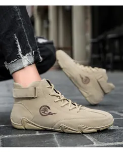 Vue en extérieur de bottines en daim kaki pour hommes avec semelles antidérapantes et velcro