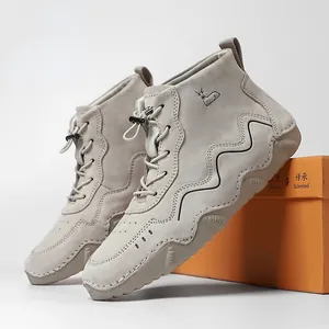 Herren Mittelhohe Stiefel aus grauem Nubukleder mit Wellennaht und robuster Gummisohle