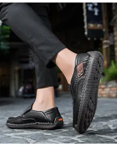 Dettaglio di scarpe casual da uomo con cuciture bianche fatte a mano e suola in gomma