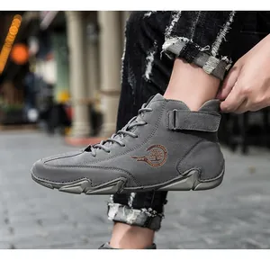 Détail de la botte en daim gris foncé pour hommes avec bride velcro et semelle texturée