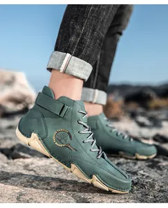 Detailansicht dunkelgrüner Outdoor-Stiefel mit rutschfester Gummisohle und Klettband