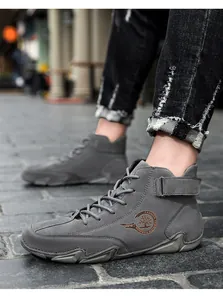 Détail de bottines grises en daim avec logo fashion latéral et design à lacets