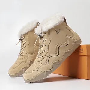 Detailansicht beige Leder-Winterstiefel mit warmem Kunstfellfutter und Wellensohle