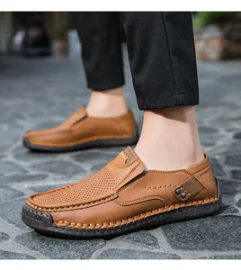 Dettaglio di scarpe in pelle marrone con tagli traspiranti e suole cucite a mano artigianalmente
