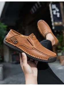 Dettaglio mocassino in pelle marrone con cuciture a mano e suola in gomma al 100%