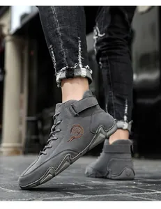 Détail de bottines grises à plateforme avec semelle antidérapante et sangle velcro