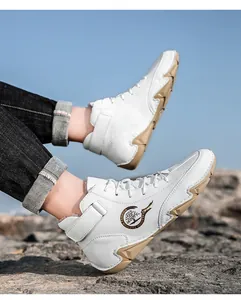 Detail von weißen hohen Outdoor-Boots mit warmem Plüschfutter und rutschfesten Gummisohlen
