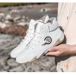 Detail der weißen High-Top Wintersneaker mit warmem grauem Kunstfellfutter und Klettverschluss
