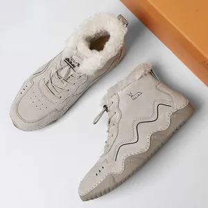 Detailansicht der Winterstiefel mit warmem Lammfellimitat und rutschfester Wellensohle
