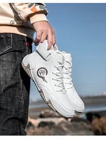 Detail eines weißen High-Top-Freizeitschuhs mit Schnürung und Klettverschluss am Knöchel